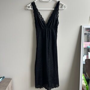 le chateau Black Lace V-Neck Midi Dress Small